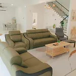 Bungalow, Up To 21 Pax, 4000Sqft, 3 Bedrooms, 4 Bathrooms, 4 Car Parks By Star Home