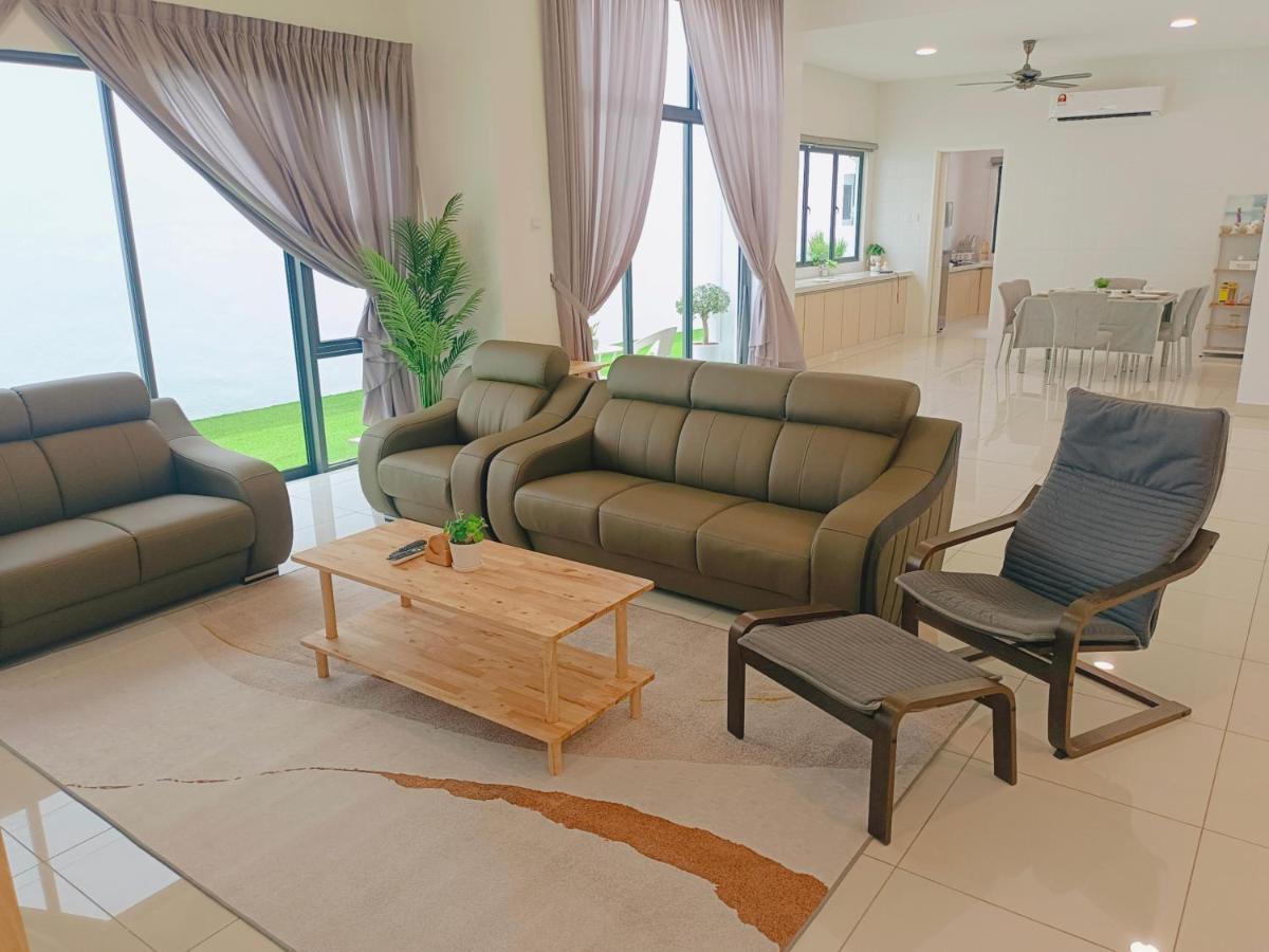 Bungalow, Up To 21 Pax, 4000sqft, 3 Bedrooms, 4 Bathrooms, 4 Car Parks By Star * Sungai Petani