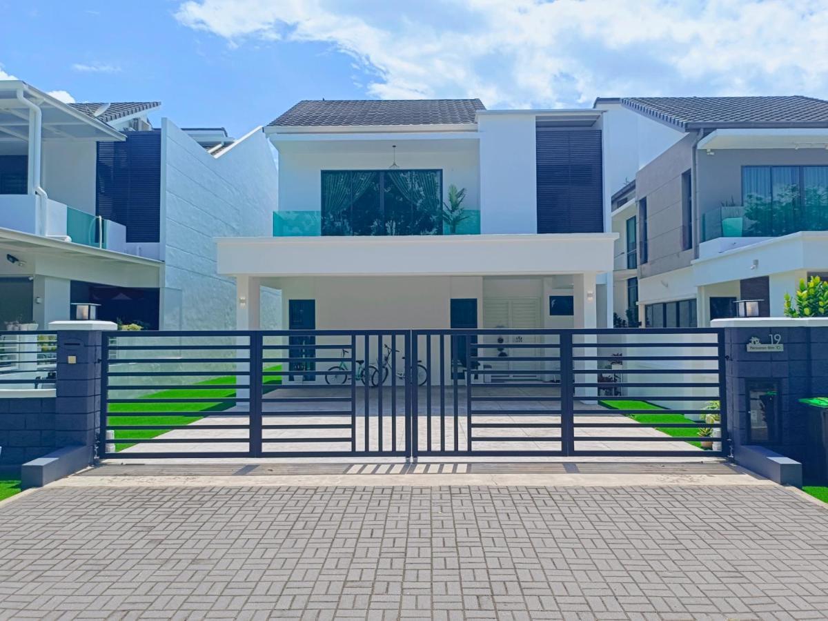 Bungalow, Up To 21 Pax, 4000sqft, 3 Bedrooms, 4 Bathrooms, 4 Car Parks By Star * Sungai Petani